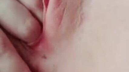Видео мастурбация девушки с приспущенными трусиками крупным планом