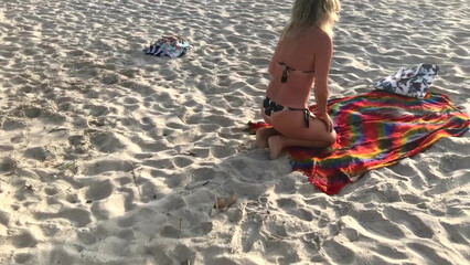 Порно в очко с раскрепощенной женушкой на пляже