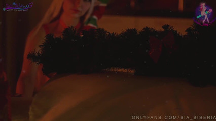 Санта и его придворный Эльф устроили красивый лесбийский секс