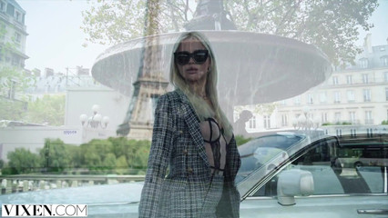 Сексапильная блондинка в Париже играется с большим членом