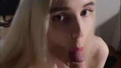 Вебкамщица запалила новое порно видео и отсосала своему преданному фанату